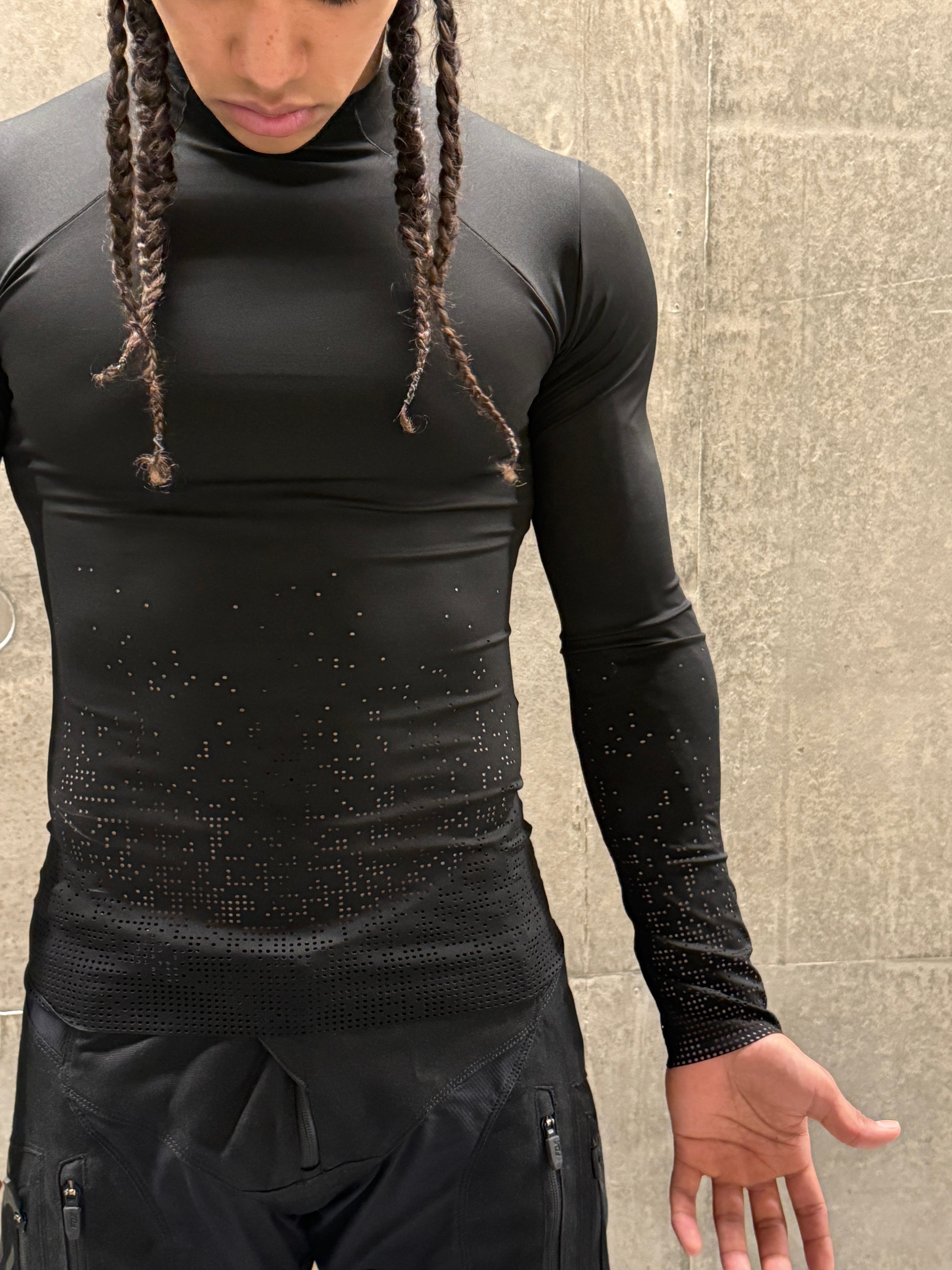 PERFORATED "SKYLINE" COMPRESSION SHIRT